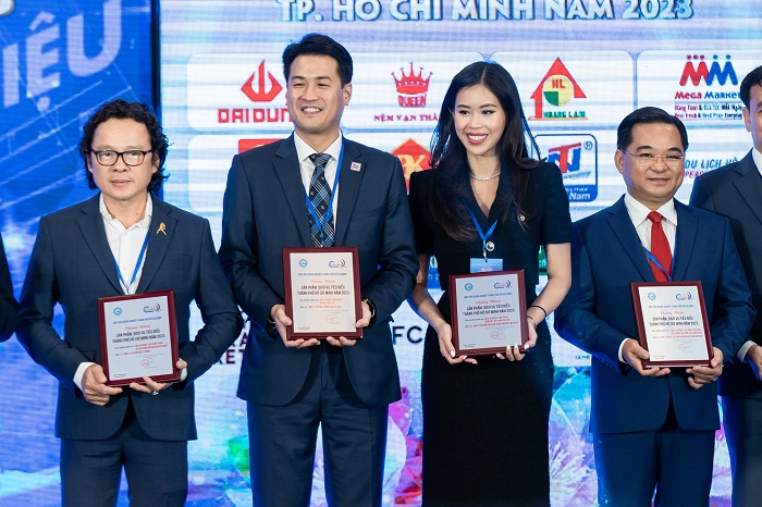 CEO  Tiên Nguyễn  nhận nhiều giải thưởng cho DAFC